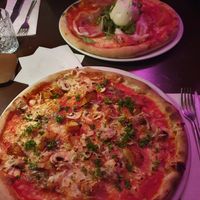 The vegan truffel pizza at MammaMia in The Hague