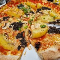Vegan truffle pizza at MammaMia in The Hague