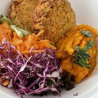 Hamburguesas de garbanzos y zanahoria, puré de calabaza y ensalada  at Mango in Montevideo