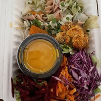 Ensalada de pasta con vegetales crudos y asados, mayonesa de zanahoria  at Mango in Montevideo