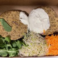 Hamburguesas de lentejas con ensalada y mayonesa de limón   at Mango in Montevideo