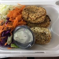Riquísimas croquetas de arroz integral y ensalada at Mango in Montevideo