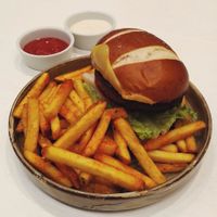 Klassik Kalifornia Burger at Kalifornia Kitchen in London