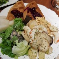 Brunch du weekend (gaufres, fruit de saison, salade, légumes de saison, tofu brouillé (il n'y avait plus de saucisse), thé ou café. Pour 12 000₩! at Drunken Vegan - 드렁큰비건 in Seoul