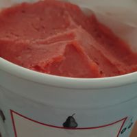 veganes erdbeer-sorbet at Creme Eis in Wuppertal