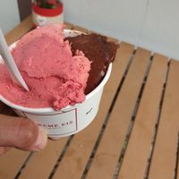veganes erdbeer und schoko eis at Creme Eis in Wuppertal