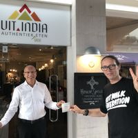 The owner and I 💕. The window sticker for vegan options, nearly all plant based at Uit India in Alkmaar