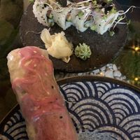 Im Vordergrund „Sommer Rolle“ mi Erdnusssoße  at Secret Garden in Berlin