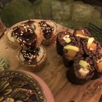 Goldem Foo Dog (Tempura Rolle, Weißem Sushi Reis, Aubergiene, Tofu, Rettich, Unagi Soße) -> 5,30€ (4 St.)
Hebi Bites (Black Rice, Avocado, zarte Lax-Sojastreifen) -> 5,40€ (6 at Secret Garden in Berlin