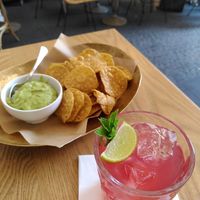 Thé glacé Lime & menta, guacamole & nachos maison at Vivi Bistrot - Navona in Rome