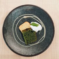 Free mini cakes given after lunch at nu dish Deli & Cafe in Tokyo