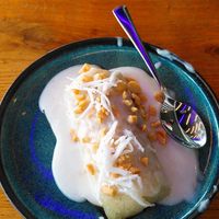 Gedämpfte Banane in Klebreis mit Kokossauce und gerösteten Erdnüssen at An Vegan House  in Hamburg