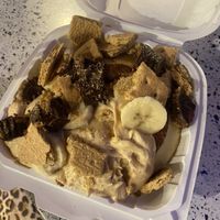 DIY roll  at Cinnaholic in Seattle