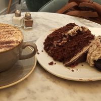 Capuchino y tarta de chocolate at Vertigo - Cross St in Manchester