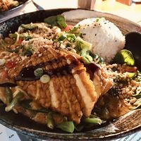 …mit einer extra Portion Gemüse 🥦 und Tempeh 💚  at MoschMosch in Wiesbaden