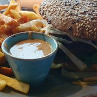 Burger mit normalen und Süßkartoffelnpommes, inkl. Erdnussdip at Mokel Bar in Muenster