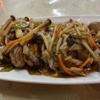 Seaweed beancurd roll underneath vegetables. That’s what I saw, ordered and ate. I don’t know what they call it    at ShìJiè SùShí 世界素食 in Taipei