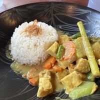 The Veggie Curry 🍛 sooooooo good ! One of the tastiest I had so far. Very similar to the one we cocked during a cooking class in Ubud 🤤  at Clasico in Lembongan