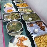 The buffet offerings about noontime at Kaun Im Yok in Vientiane