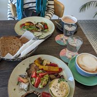 Oben Brot mit Hummus und gegrilltem Gemüse unten Frühstücksplatte at Omas Backstube in Vienna