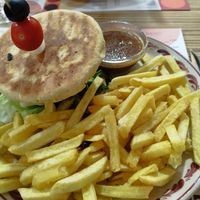 Hamburger vegan Beyond meat em bolo do caco at Santa Francesinha in Porto