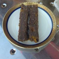 Simil focaccia a base di canapa, peperone e olive taggiasche. Consistenza ottenuta mediante essicazione degli ingredienti. at Succoso NonLatteria in Asti