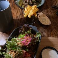Vegan ‘kapsalon’, sweet potato fries with shawarma and greens with vegan cheese and vegan garlic sauce 😍 at De Klinker in Hoorn