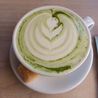 Matcha latte met sproud at ECHT in Bergen