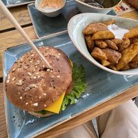 Burger „Sonnenkönig“ und Fritten at Hans im Glück in Heilbronn