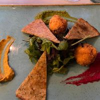 Vegan "kaas" kroketten en rozemarijn brood met 3 dips at Epiphany's Kitchen in Ghent