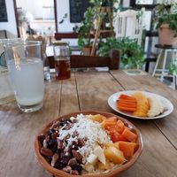 Porridge de avena(oatmeal) with extra fruits and almondmilk and limewater #Veganuary at Orgánico in Merida