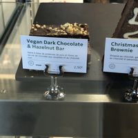 Vegan chocolate cake clearly labelled  at Starbucks in Sailly-flibeaucourt