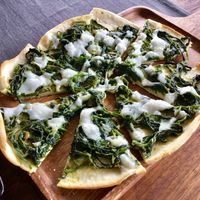 Flatbread with spinach, pesto and vegan mozzarella at Gecko Republic Jungle Cafe in Koh Tao