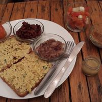 All-day served vegan breakfast (tofu scramble, oinons, potatoe wafer, baked beans, baked tomato and salad) at Mark's Cafe in Varanasi