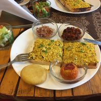 Scrambled tofu breakfast 👌 at Mark's Cafe in Varanasi