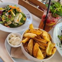 Kleiner gemischter Salat, Pommes mit veganer Mayo at IDEAL in Fulda