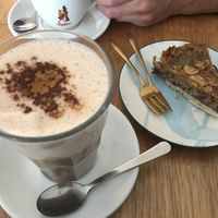 Chai latte & cake at Fast & Vegan in The Hague