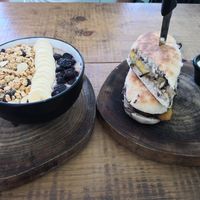 Blueberry Bowl und Egplant Sandwich at Café Del Mar in Bocas Del Toro
