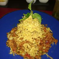 Fried rice with spicy sauce and banana chips at Kiru  in Iquique