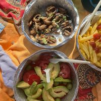 Champiñones con perejil y ajo. Tomate con ajo, aceitunas y aguacate  at El Paraiso del Canuelo in La Herradura