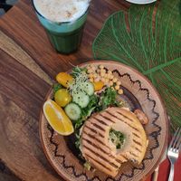 Bagel met avocado en hummus. Latte met plantaardige melk (ze hebben verschillende opties) at Café Evergreen in Duisburg