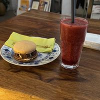 Vanille Karamel Brownie Macaron mit Blaue Früchte Smoothie  at Café Evergreen in Duisburg
