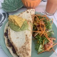 Taco com guacamole e nachos at Veg & Tal in Sines