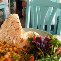 Ambiente leve e descontraído at Veg & Tal in Sines