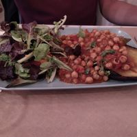 Batata doce com grão e salada at Veg & Tal in Sines