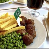 Veganer Apfelkuchen, Erbsenproteinbällchen mit Pommes.  at IKEA in St Gallen