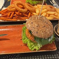 „Hähnchen“-Burger, Süßkartoffelpommes und normale Pommes. (Zwiebelringe sind nicht vegan)  at Peter Pane in Bremen