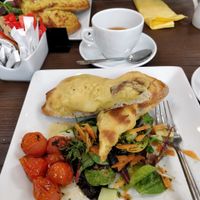 Vegan Welsh Rarebit in foreground, traditional Welsh rarebit in background. The roasted tomatoes are magical, and the rarebit is very tasty 🤤 at The Press Room Cafe in Conwy