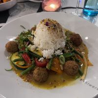 vegan veggie curry with rice and falafel  at Sichtwerk in Eimeldingen
