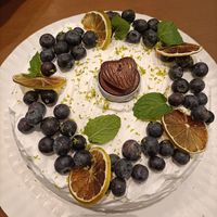 Limão e mirtilos planta based cake at Balance Cafe in Portimao